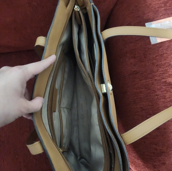 Michael Kors Extra Large Tote Purse - Picture 5 of 11